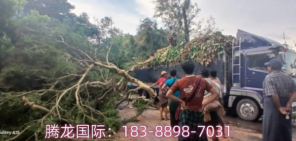 就一瞬间！缅甸掸邦南部这条路，堵塞一个多小时